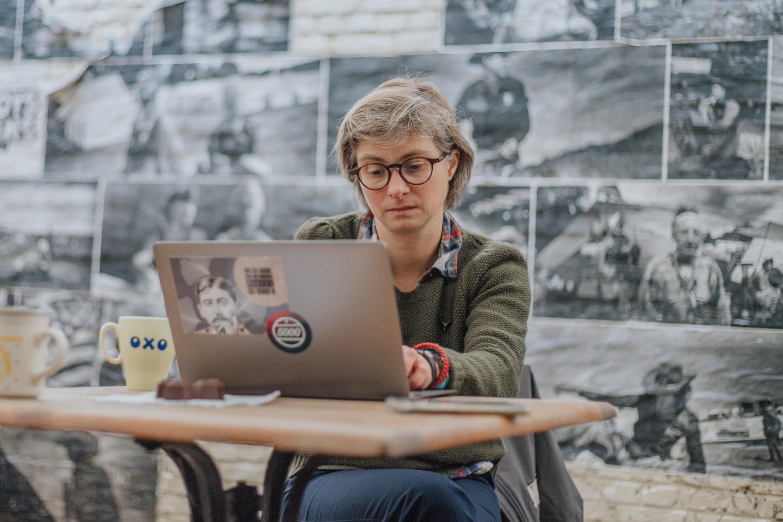 Mélanie De Groote mène la mission de recherche pour la rédaction d’une charte de bonnes pratiques des Arts Plastiques en FWB.